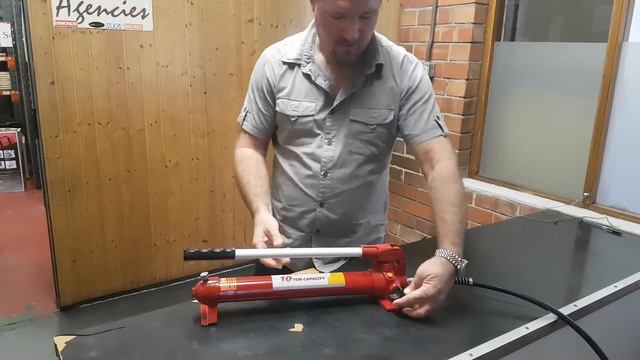 Bleeding a Eurotool Hydraulic hand pump смотреть онлайн