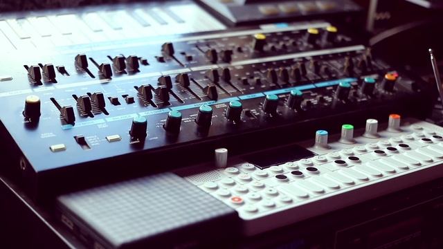 Super Jupiter MKS-80 + MPG-80 Sound Demo: Sounds From Scratch смотреть онлайн