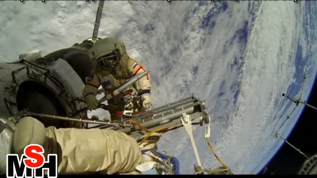 Космонавты работают в открытом космосе.