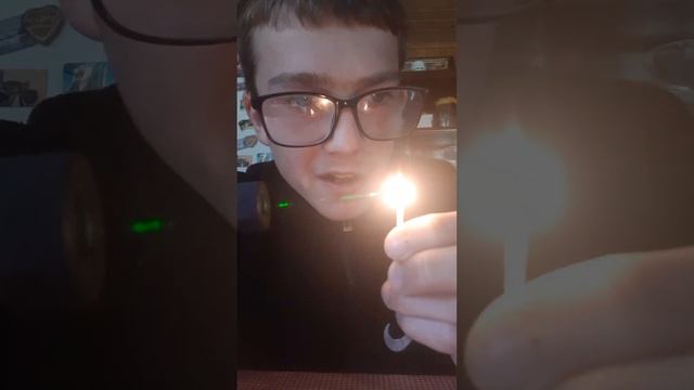 Лазерная указка прожгла свечу это жесть 😱 смотреть онлайн