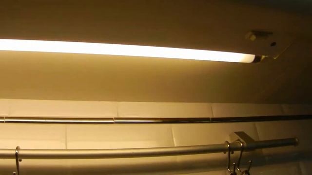 Sylvania F30 WWX fluorecent tube in under cabinet fixture. смотреть онлайн