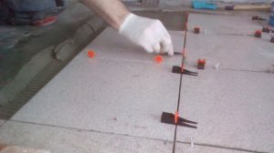 Укладка плитки на неровный пол. Система выравнивания плитки.