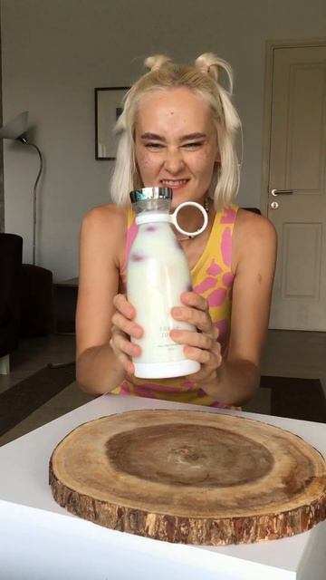 Banana Strawberry Milkshake in the Best Portable Blender! смотреть онлайн