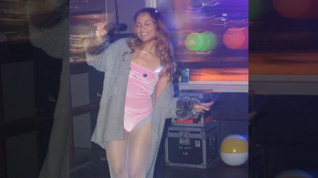 Falling Away from Me смотреть онлайн