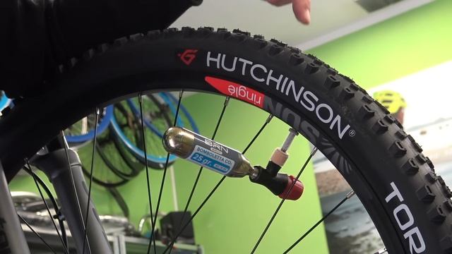 COME USARE LA BOMBOLETTA CO2 PER GONFIARE LA BICI смотреть онлайн