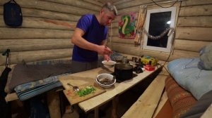 Живу Один в Лесу! Таёжная Изба! Рыбалка на Лесных Озёрах!