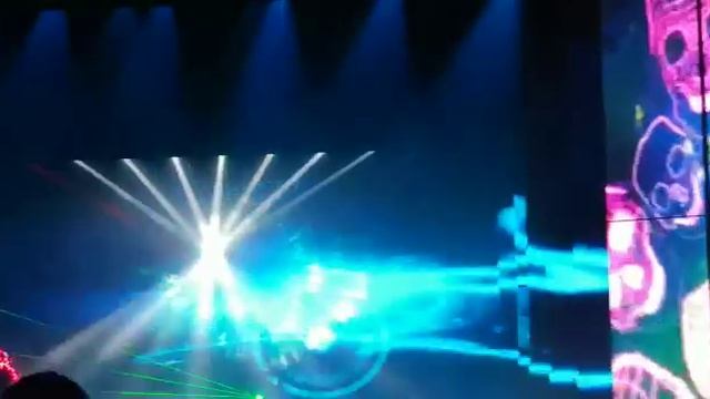 Китай яркий, колоритный, зажигательный. Представление на воздушных лыжах. смотреть онлайн