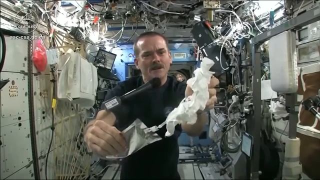 ШОК!!! Вот что будет если выжать мокрое полотенце в космосе. смотреть онлайн