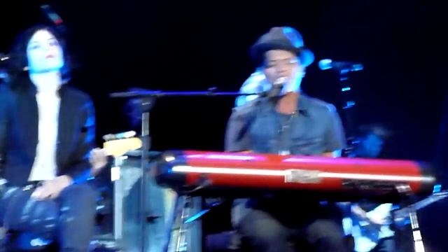Bruno Mars - It Will Rain live (feat. Skylar Grey) Oberhausen смотреть онлайн