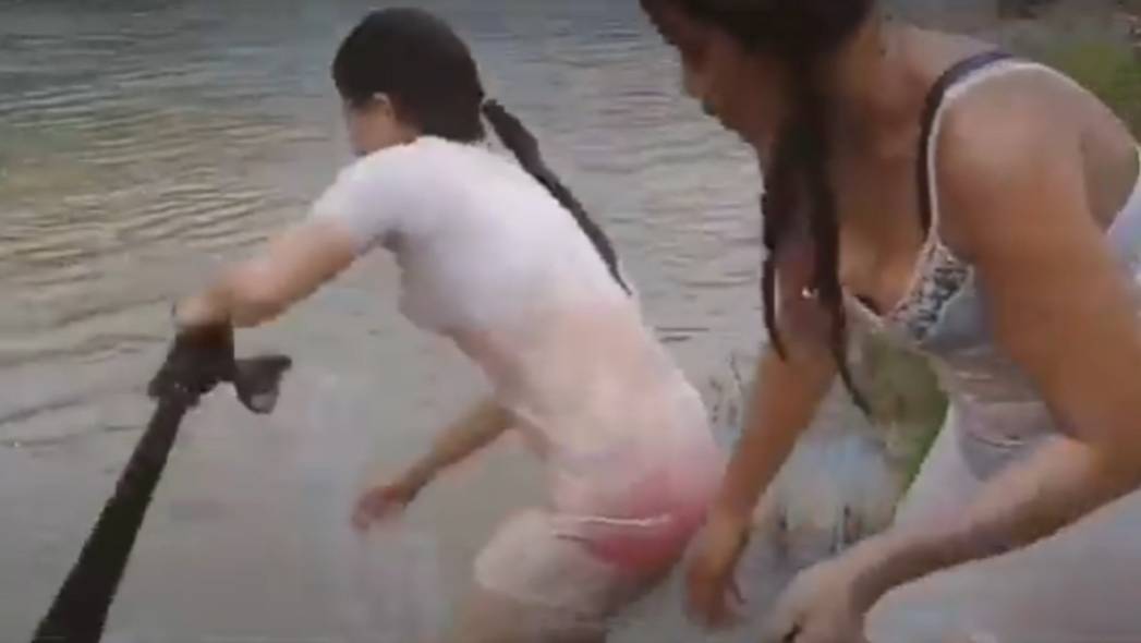 Они руками выловили всю рыбу!😂 смотреть онлайн