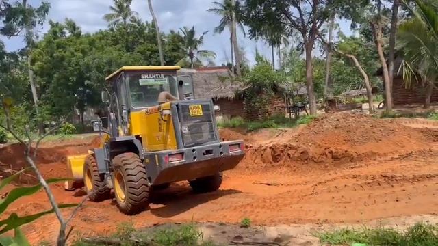 Shantui Wheel loader (SL30WN) working on customer site. смотреть онлайн
