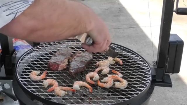 Charcoal Grilling Steaks and Shrimp: How to Make Surf and Turf смотреть онлайн