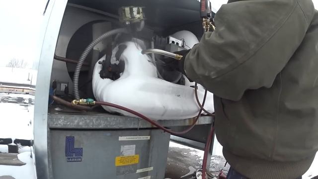 Change a dual pressure control on two case glass door freezer compressor on roof. смотреть онлайн