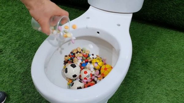 Football VS Mentos and Popular Sodas !! Fanta, Coca Cola, Fruko, Pepsi Zero and Mentos in the toile