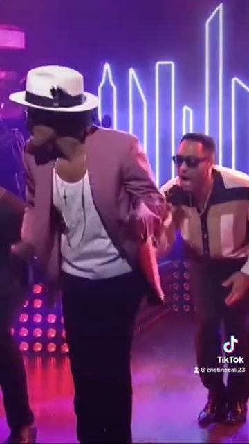 Mark Ronson - Uptown Funk Ft. Bruno Mars смотреть онлайн