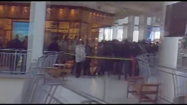 Очередь в UNIQLO смотреть онлайн