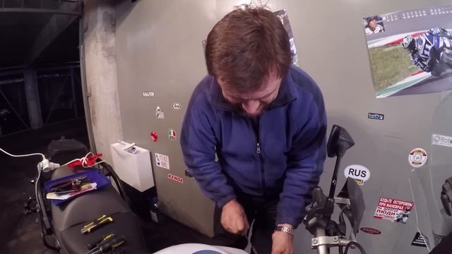 На встречу снегопаду мотоциклист на Bajaj уехал к Деду Морозу в Великий Устюг - чокнутая Мотомосква смотреть онлайн