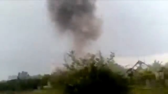 Луганск Во время штурма воинской части взорвался склад с вооружением 29 мая смотреть онлайн