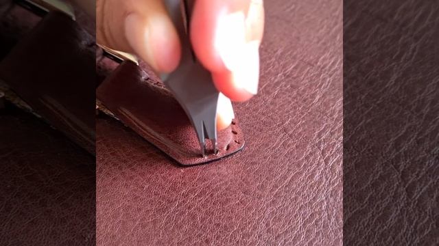 Stitching a bag handle. Leather handmade work. смотреть онлайн