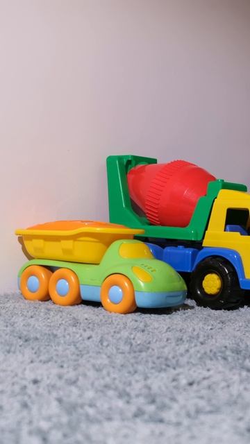 Строительные машинки выезжают со стоянки