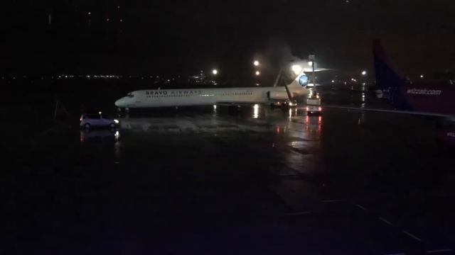 Аэропорт Жуляны Киев, авиакомпания Bravo air. Облив MD-83 (UR-COC). 3 декабря 2017 год смотреть онлайн