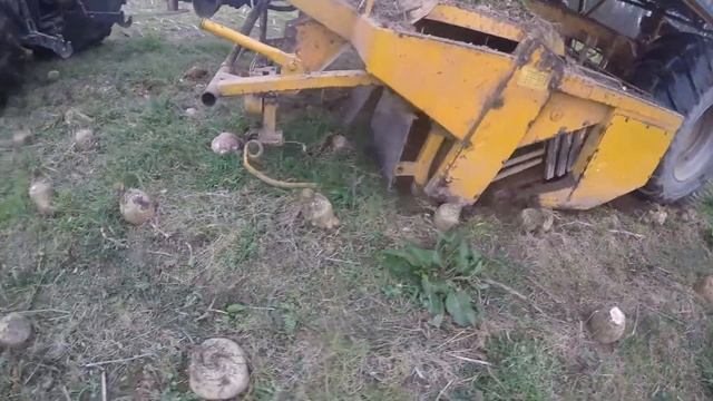 Valtra n134 et Kleine KR2 à l'arrachage de betteraves. смотреть онлайн