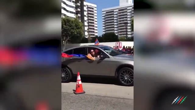 Армяне во время протестов напали на азербайджанцев в Лос Анджелесе США, Карабах смотреть онлайн