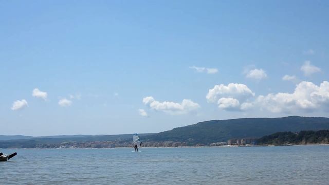 Продолжаю мучать виндсерф без ветра (3-4 м/с) смотреть онлайн