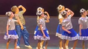 Первое выступление на большой сцене ансамбль «созвездие» дворца творчества. Младшая группа