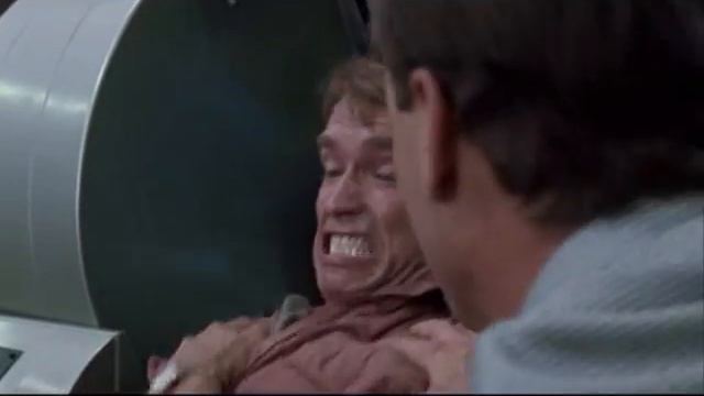 Arnold Schwarzenegger flips out in Total Recall смотреть онлайн