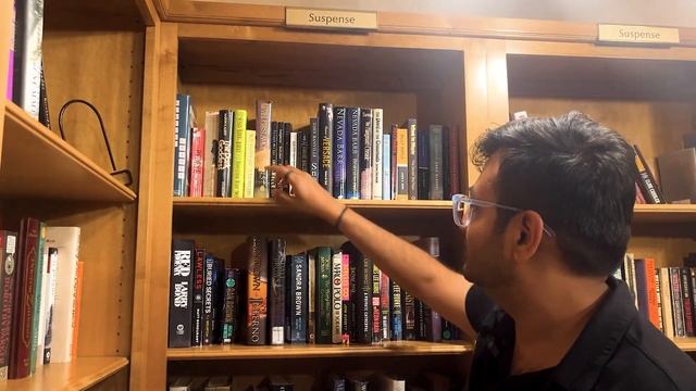 My Home Library Tour: 2000+ books!! смотреть онлайн