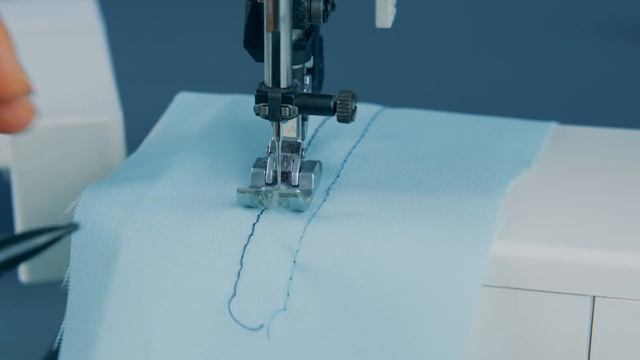 MACHINE A COUDRE EN PANNE : bourrage cannette/ tissu, fil casse, boucles, point sautent, couds pas. смотреть онлайн
