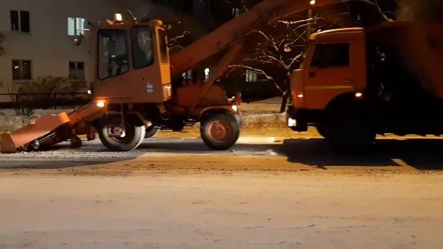 Cнегопогрузчик лаповый в Лысьве. 24.12.2020 г. смотреть онлайн