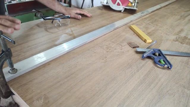 Como cortar MDF usando serra circular manual e uma guia de aluminio de forma muito simples! смотреть онлайн