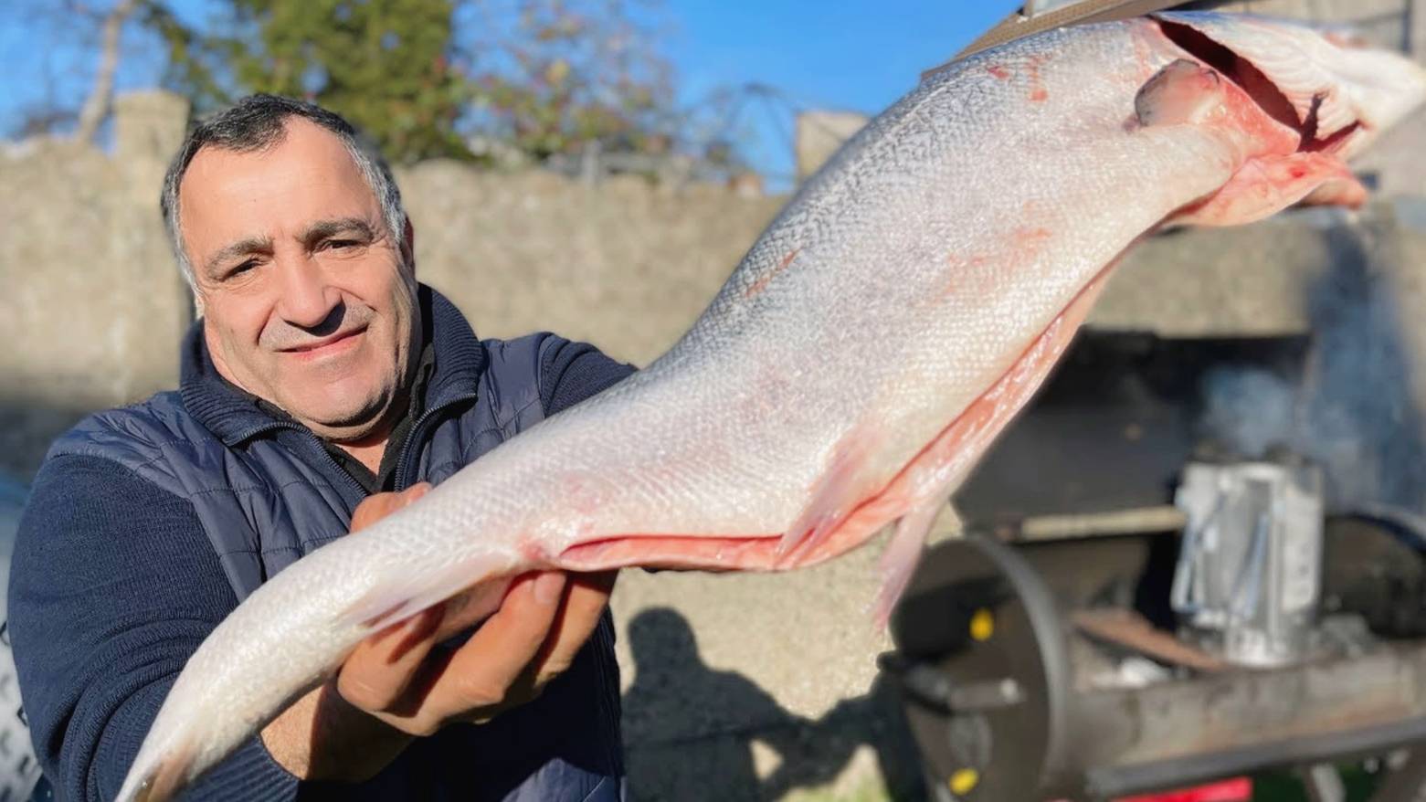 Жарим 5 килограмм семги на мангале. Рецепт приготовления красной рыбы на орехах смотреть онлайн