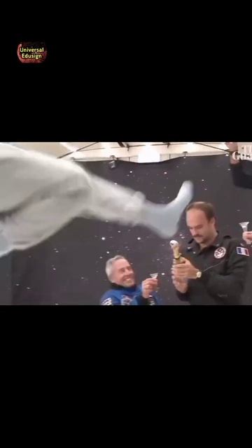Astronaust  और उनके द्वारा Use की जाने वाले Objects  Space  में क्यों तैरते रहते हैं #shorts