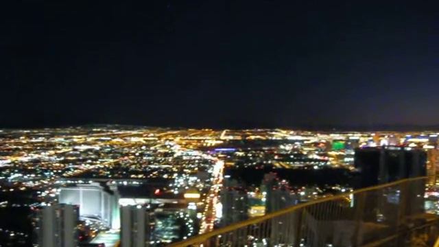 США, Лас-Вегас. Отель Стратосфера: вид на ночной Лас-Вегас смотреть онлайн