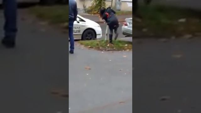 Киев. Девушка и дерево смотреть онлайн