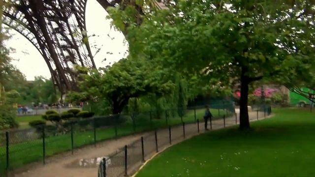 "У подножья Эйфелевой башни 20120511163409" смотреть онлайн