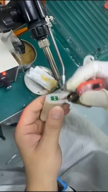 This clever guy find a new way of hand soldering смотреть онлайн
