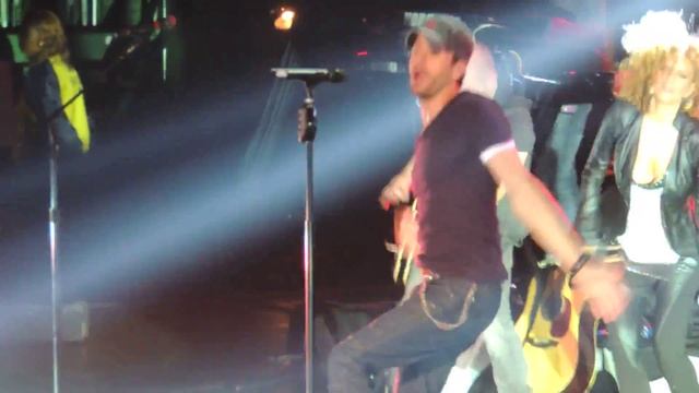 I Like It- Enrique Iglesias Hot 99.5 Jingle Ball 12/11/12 смотреть онлайн