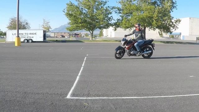 Motorcycle Counterweighting - Master the U-Turn!! смотреть онлайн