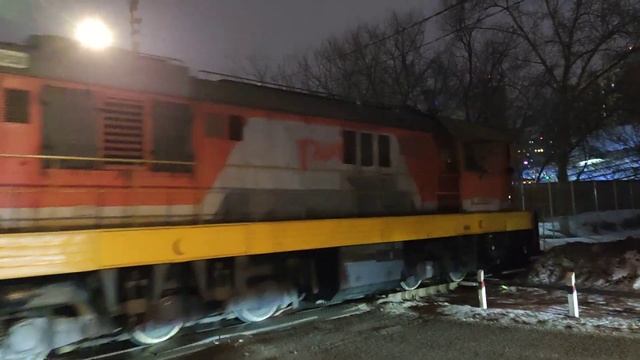 Тепловоз ЧМЭ3-2568 на переезде 2й Грайвороновский проезд и приветствие от локомотивной бригады. смотреть онлайн