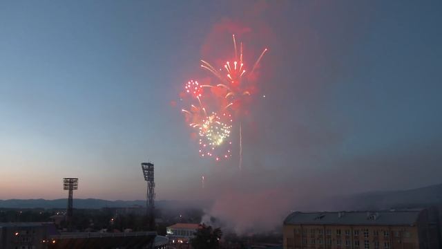 Праздничный фейерверк в Абакане на Республиканском выпускном 25 июня 2018. стадион Саяны смотреть онлайн