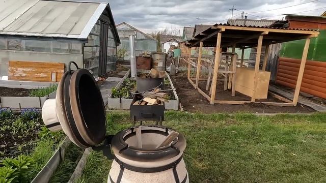 Уехали в питомник за деревцами. На даче готовится курочка в тандыре.. Садим мелочь.
