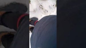 Пьяный мужик матерится на ребят.