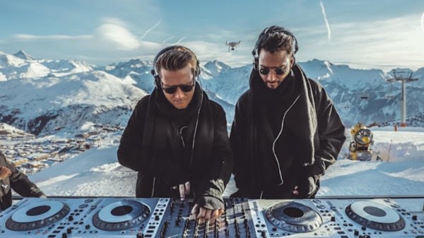 Диджей сет Альп д'Юэз в Альпах