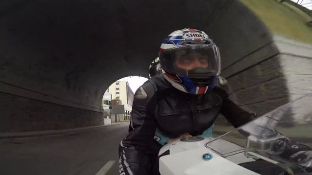 Бесплатное мототакси для красивых, умеющих визжать от счастья – около 200 км/ч по набережным Яузы смотреть онлайн