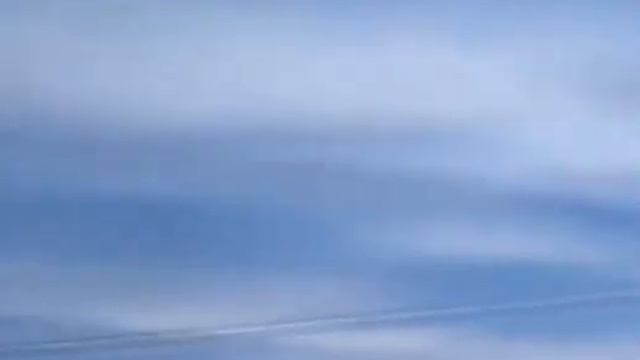 Огромный НЛО скрывается в облаках. смотреть онлайн