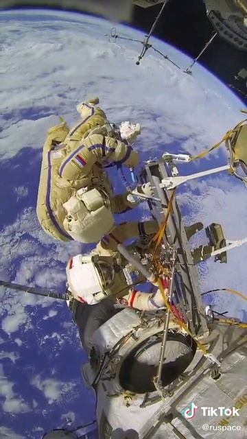 как космонавт выходит в открытый космос